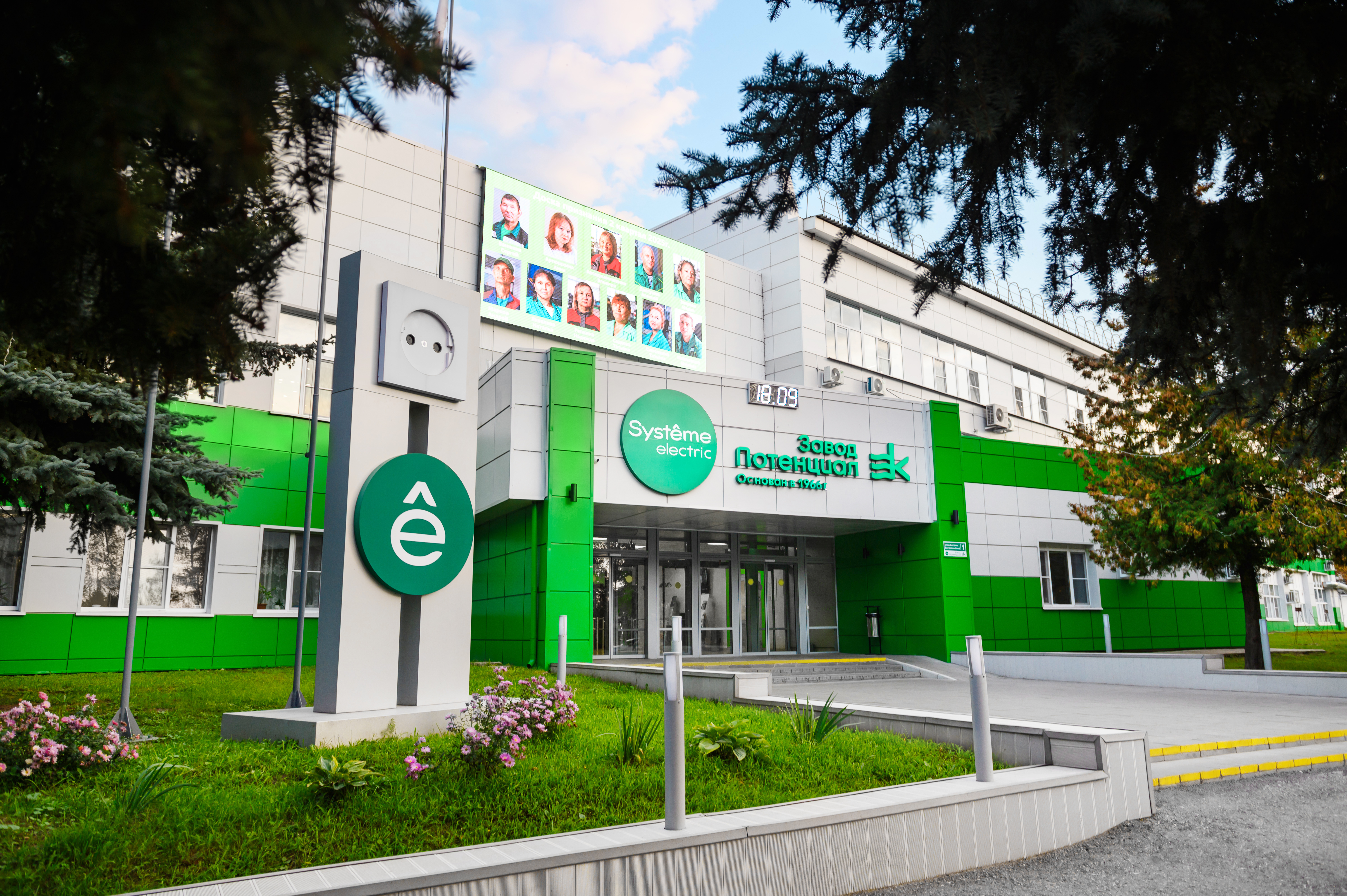 Ассортимент электроустановочных изделий Systeme Electric 